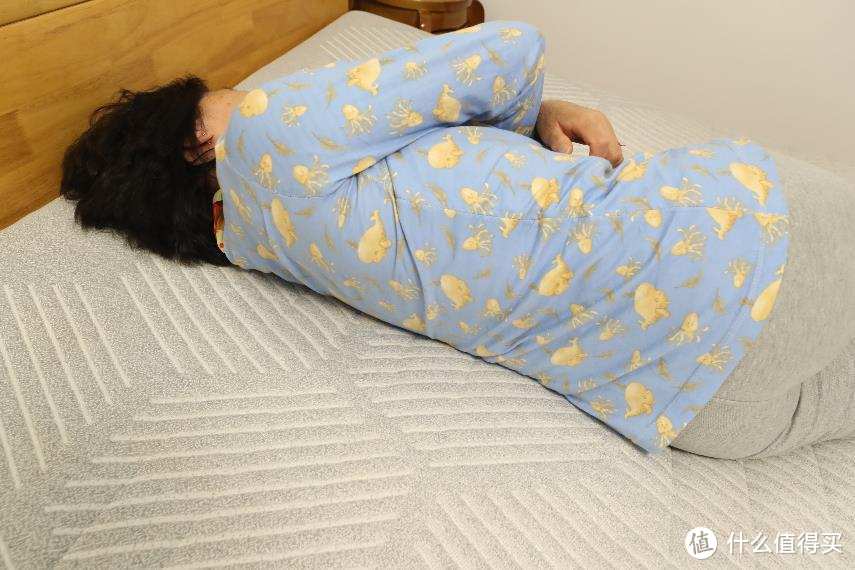 一款让老人睡的安心的床垫——8H 黑金刚护脊床垫