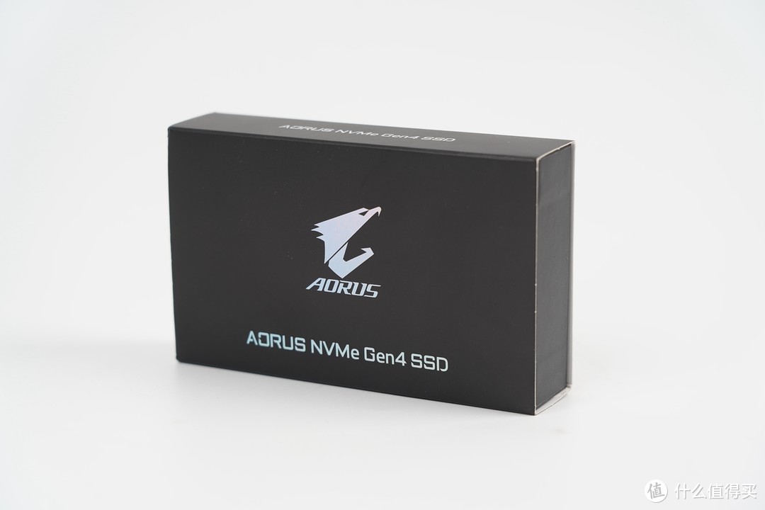 固态硬盘选择了技嘉旗下首款PCIe 4.0固态硬盘产品AORUS NVMe Gen4 SSD，容量为512G.