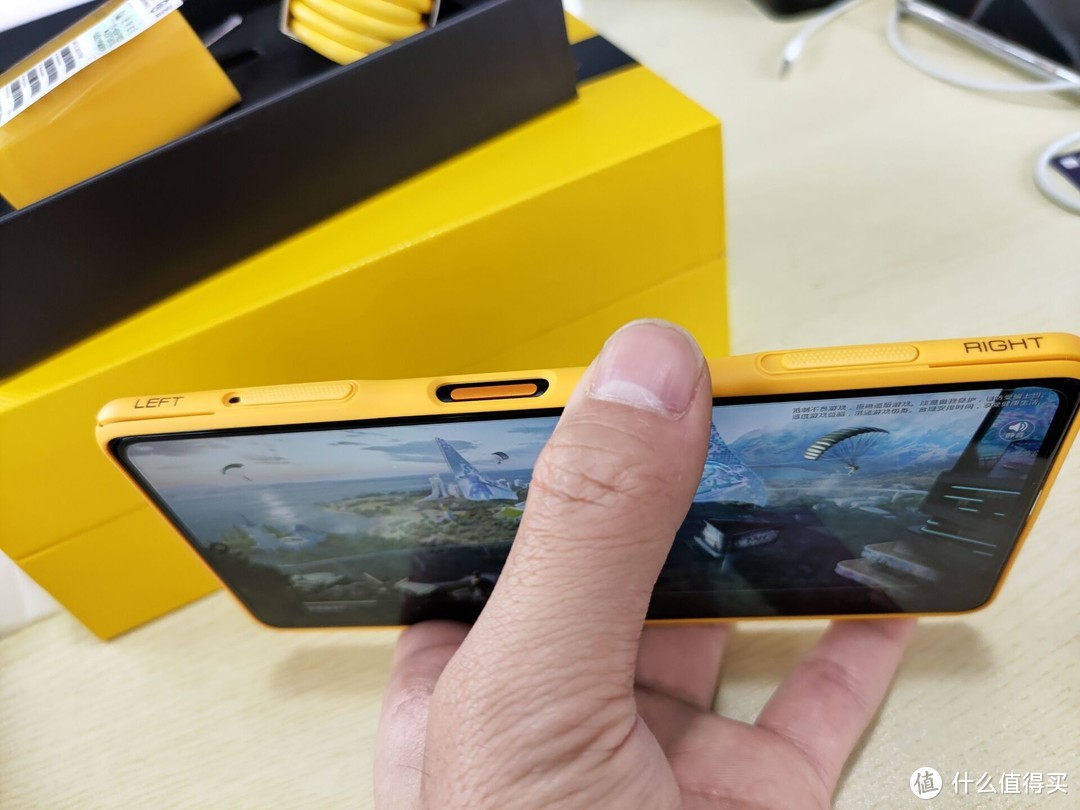 与其说这个是边框保护壳,不如说是个手柄,装上之后玩和平精英舒服很多