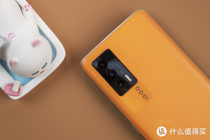 iQOO Neo5像素橙开箱：5万方格致敬像素风游戏元素