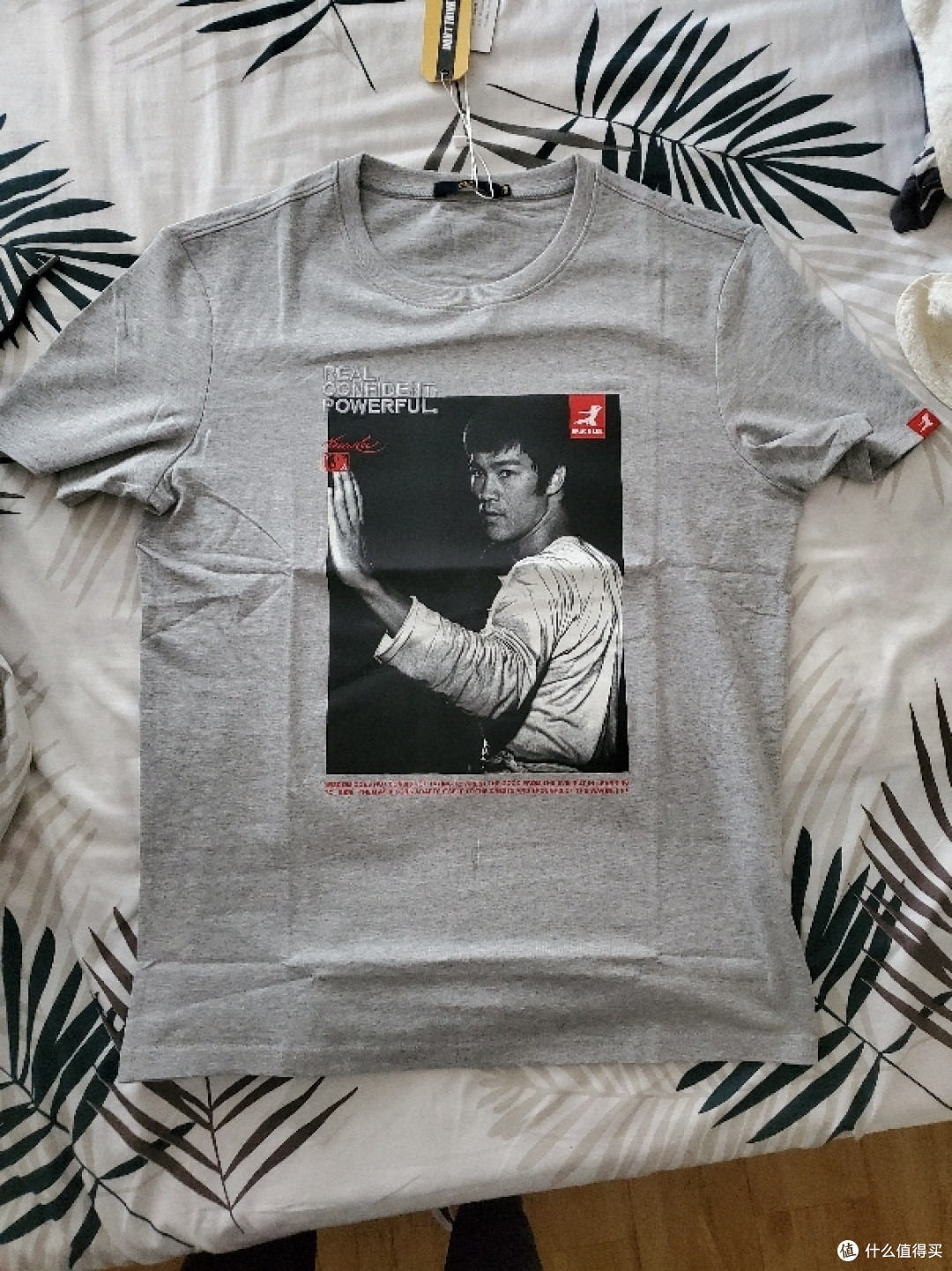 开包一个张大妈送的海澜之家brucelee短袖