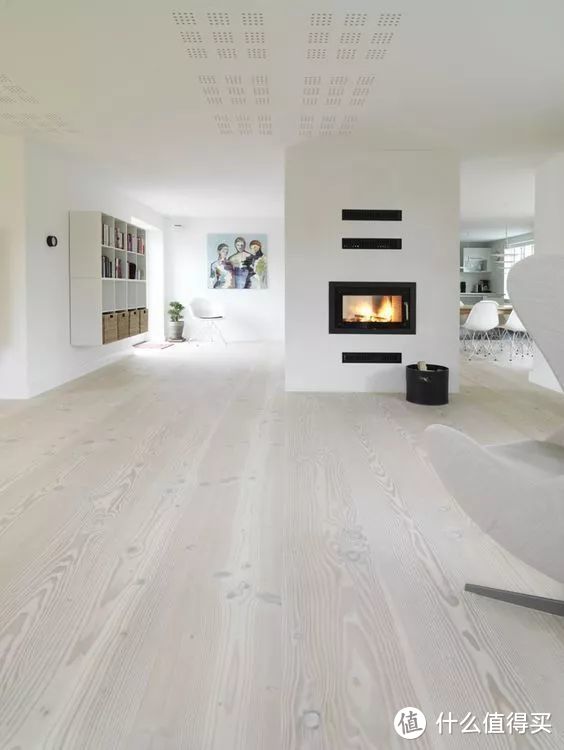 质朴纯粹的木地板，给空间注入极致温柔