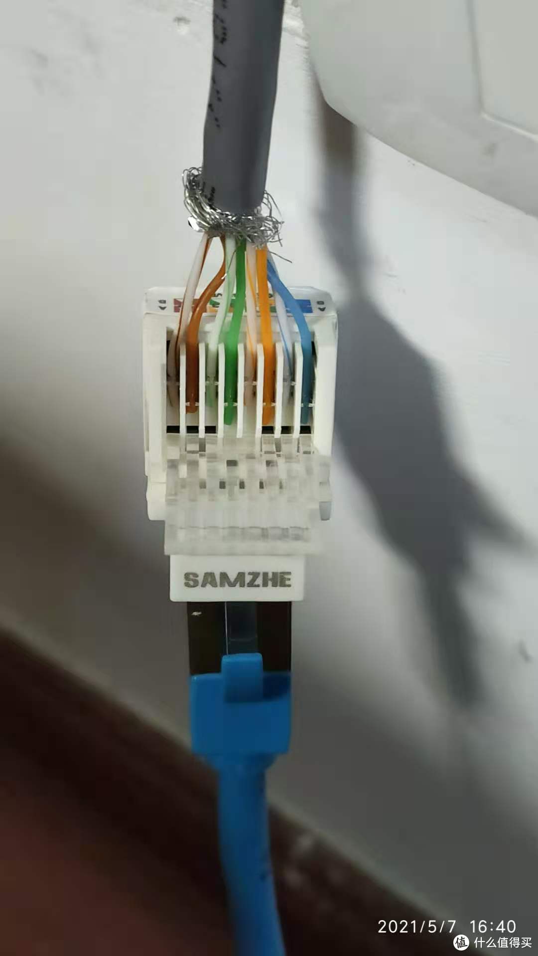 网络模块，按568B的颜色将剪短的网线放入指定的槽，再压下塑料片