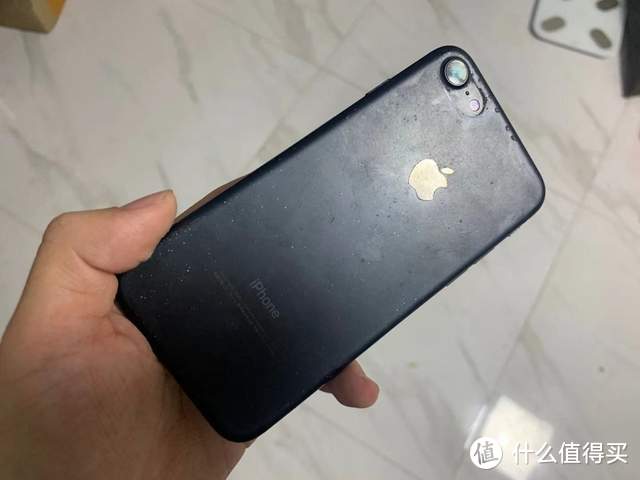 iPhone12的凯夫拉手机壳，质感不比安卓后盖差