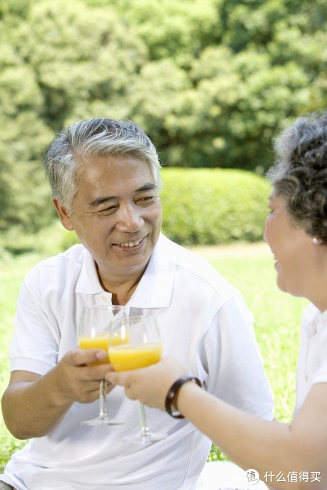 清新夏日，从一杯果蔬汁开始。原汁机、榨汁机、破壁机应该怎么选？一文深剖析，并附一周果蔬汁食谱