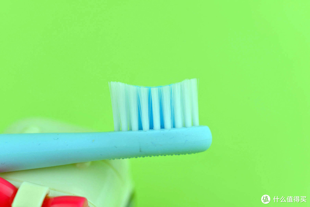 该给孩子挑怎样的电动牙刷？刷毛软能指导会评分 让孩子爱上刷牙