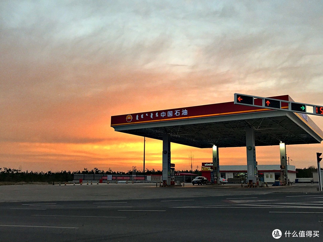 蒙文的中国石油，市里的路很宽广