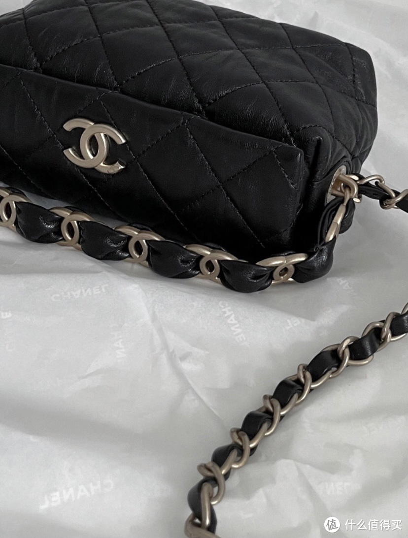 Chanel新款流浪包好复古呀   Chanel2021春夏款里一眼看上了这只Hobobag 就喜欢特别的小包不容易撞款。香奶奶的这只小饭盒包包型很有个性~就是实在太难买到了! 做旧的小羊皮不用担心会有划痕因为本身就是皱皱的五金也是做旧的拉链复古又好看 双链条的设计一长一短分别是手拎和斜挎 长链条不可调节长度 不过对于165以下小个子女生这个斜挎长度很友好啦不仅仅是用来好看的包容量也很可! 车钥匙、卡包、气垫、口红、护手霜都能同时装下~