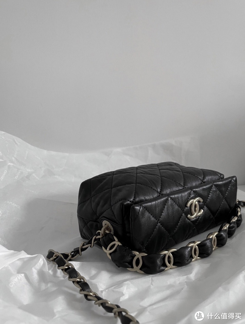 Chanel新款流浪包好复古呀   Chanel2021春夏款里一眼看上了这只Hobobag 就喜欢特别的小包不容易撞款。香奶奶的这只小饭盒包包型很有个性~就是实在太难买到了! 做旧的小羊皮不用担心会有划痕因为本身就是皱皱的五金也是做旧的拉链复古又好看 双链条的设计一长一短分别是手拎和斜挎 长链条不可调节长度 不过对于165以下小个子女生这个斜挎长度很友好啦不仅仅是用来好看的包容量也很可! 车钥匙、卡包、气垫、口红、护手霜都能同时装下~