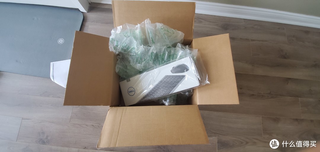 Dell寄来一个超大盒子，打开之后全是空气袋，真是浪费包装材料