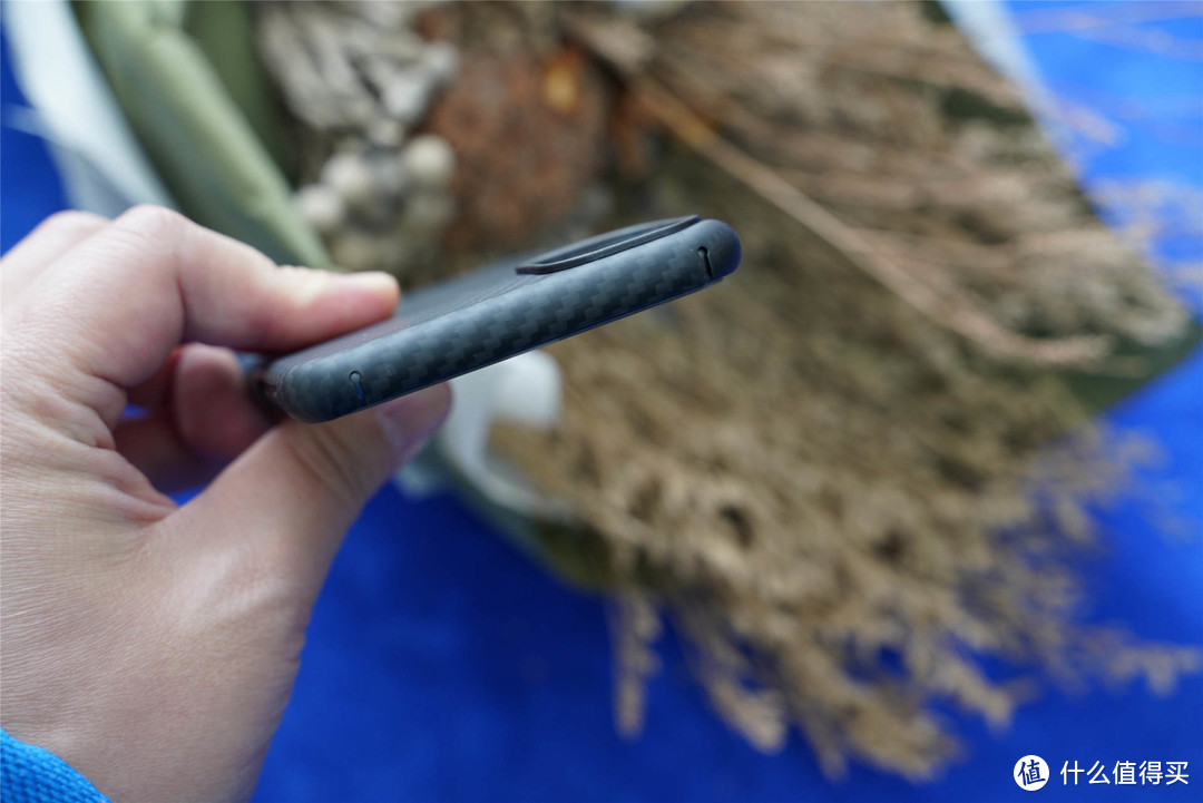 防弹材质抗摔耐磨仅重10克，二元开物凯夫拉手机壳评测