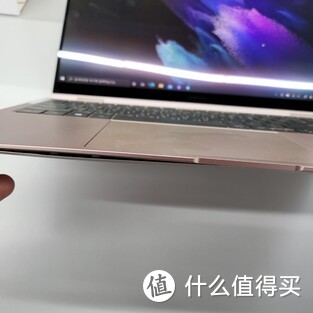 三星Galaxy Book Pro系列机身存在强度不够问题，可以轻松掰弯