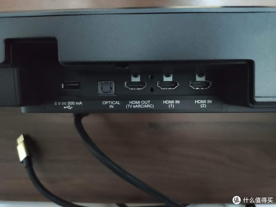 两个HDMI IN口，一个HDMI OUT口并且支持EARC，一个光钎接口，一个USB接口，接口丰富，普通玩家日常使用足够