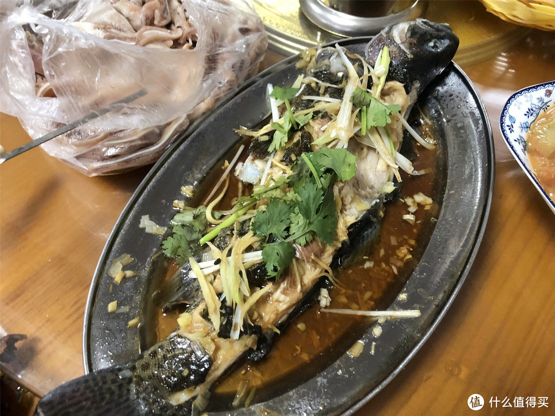 假期逛景区，饭店吃饭自带400元食材，老板：你们有点过分了吧