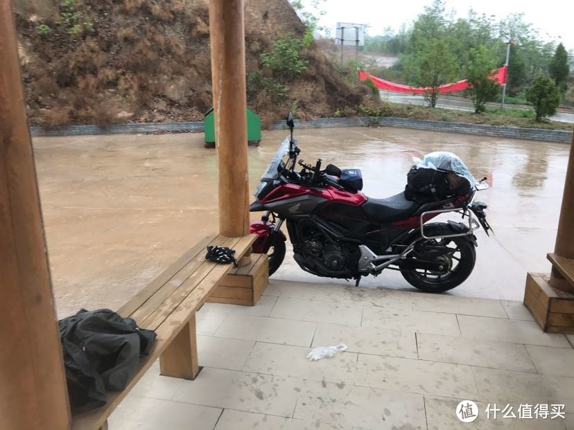 雨实在太大，找了个亭子避雨