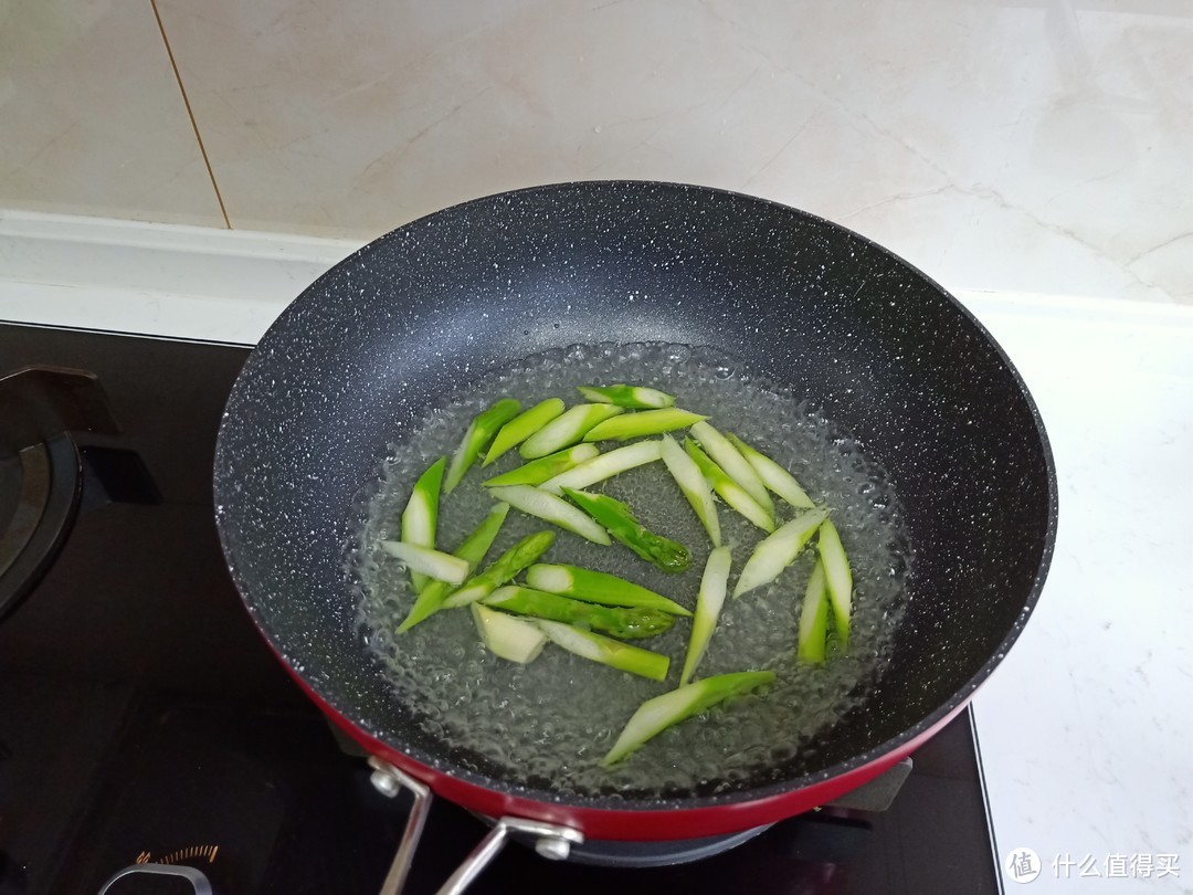 妈妈精心给儿子做的晚餐，虽然只有3个菜，但是儿子却说太丰盛