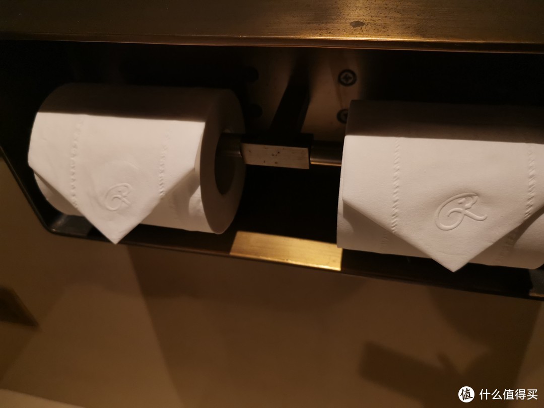 马桶边上的厕纸开口处是印上了丽晶品牌首字母“R”的