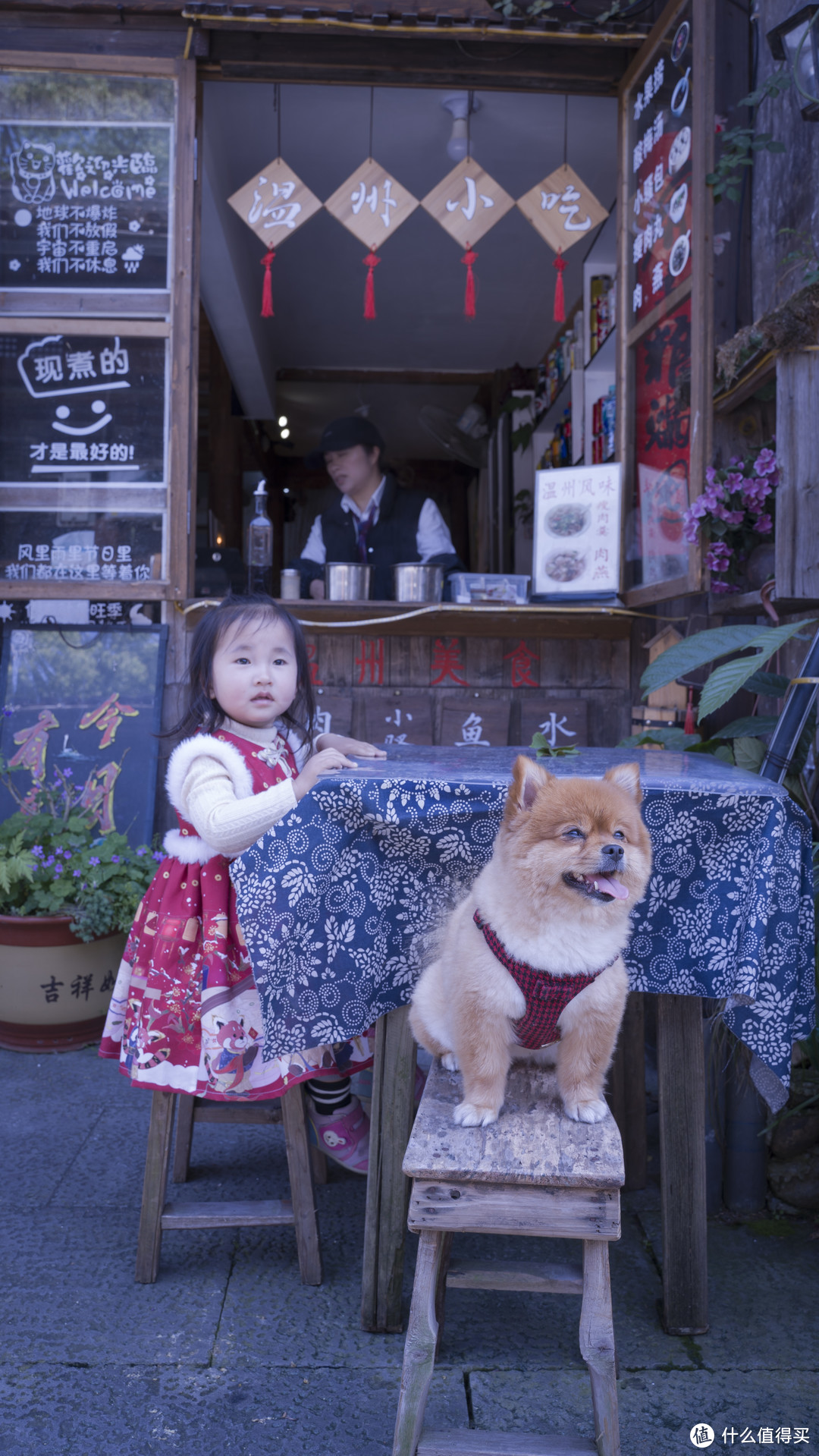 这条街道的温州小吃店，这条街上还有很多卖青瓷宝剑的，毕竟离龙泉还是比较近的。