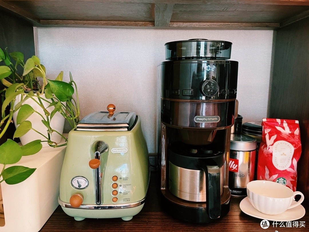 后来买了个摩飞美式豆粉一体自动咖啡机。豆粉都可以，一做一大壶很方便。后来送给朋友的编剧工作室了，这是原来的存照
