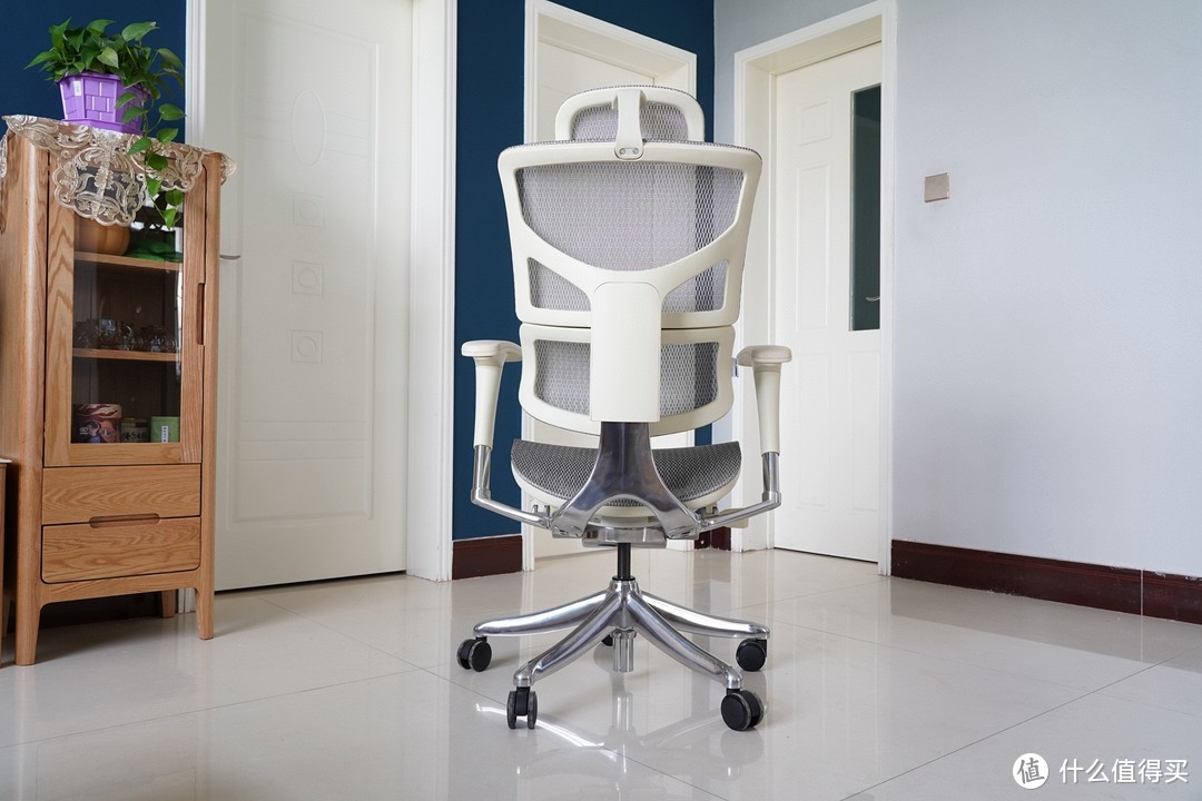 整个椅背也是采用合金材质，椅背可手动上下调节，调整到最高处自动恢复到初始高度。