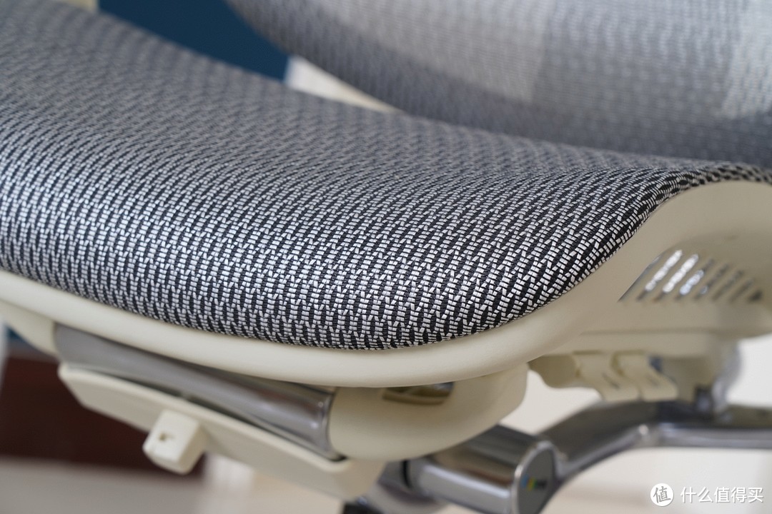 椅子网布采用美国进口Matrex品牌网布，网布除了坚固耐用弹性十足等特性之外还十分的透气，确保PP在炎热夏天依然保持凉爽。