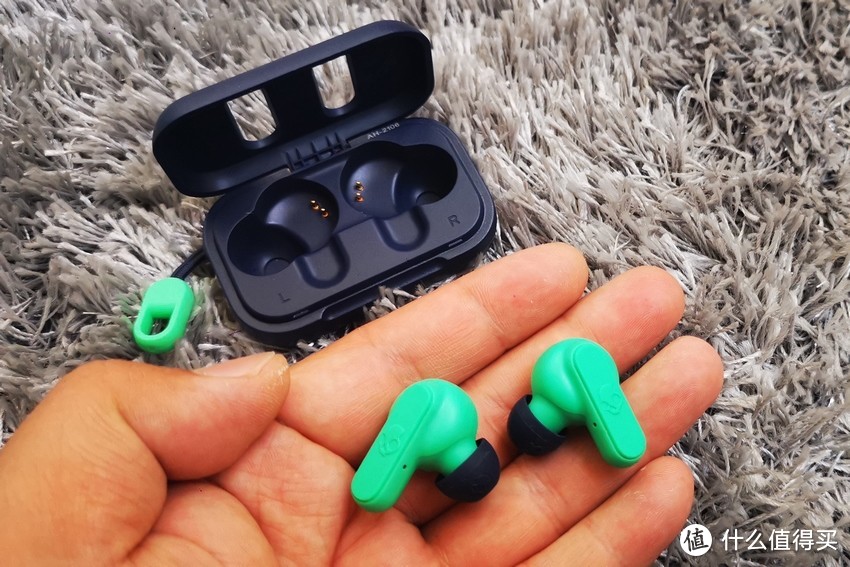 骷髅头Skullcandy Dime迷你豆蓝牙耳机：时尚耐玩小可爱