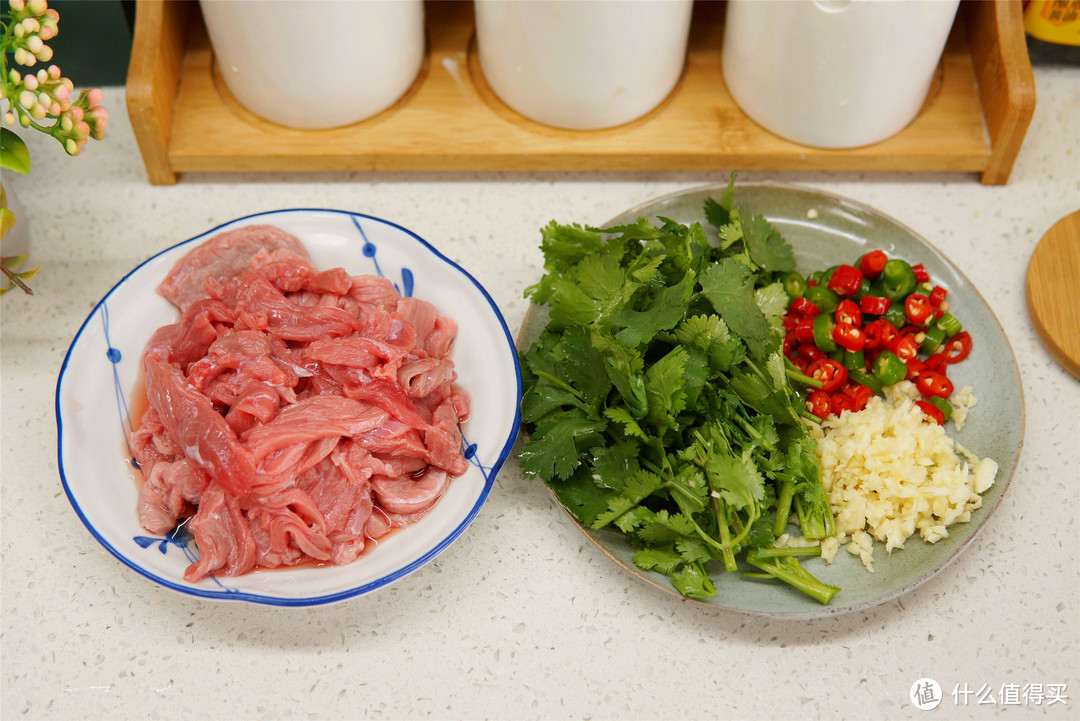 夏天牛肉的“简约”吃法，不炒不煮，几分钟端上桌，好吃到家了