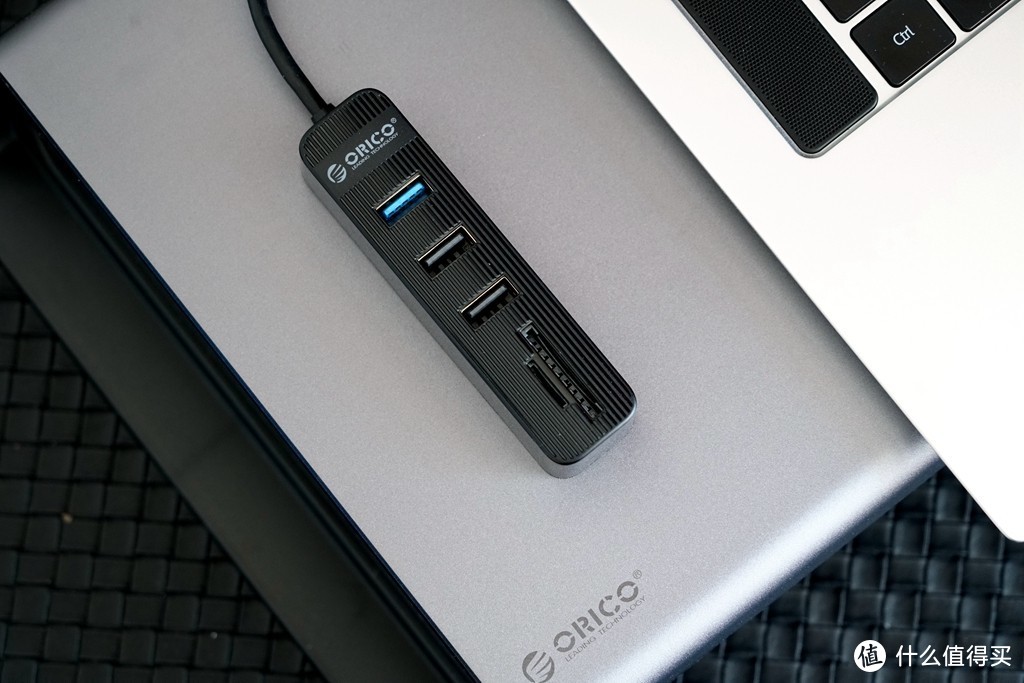 能随身携带的国产USB HUB，支持USB3.0还支持TF和SD内存卡读取