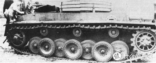 VK. 30.01全方位地加厚了车体装甲，但最大特征还是使用了交错负重轮。由于轮径较小，还是安装了三个托带轮。克虏伯为其重新设计生产了炮塔，但最终炮塔未随车保留，而是安装在了大西洋防线工事。