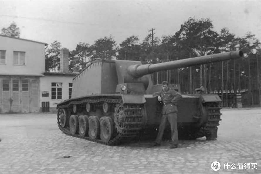 另外两台则安装了莱茵金属研制的K40型128mm /L61主炮，成为试验性质的128mm自行火炮。它们更为人熟知的名字是“倔强的埃米尔(Sturer Emil)”。这两台车被编入国防军第521装甲歼击营，最终随第六集团军在斯大林格勒损失。其中一台被苏军缴获，现存于库宾卡坦克博物馆。
