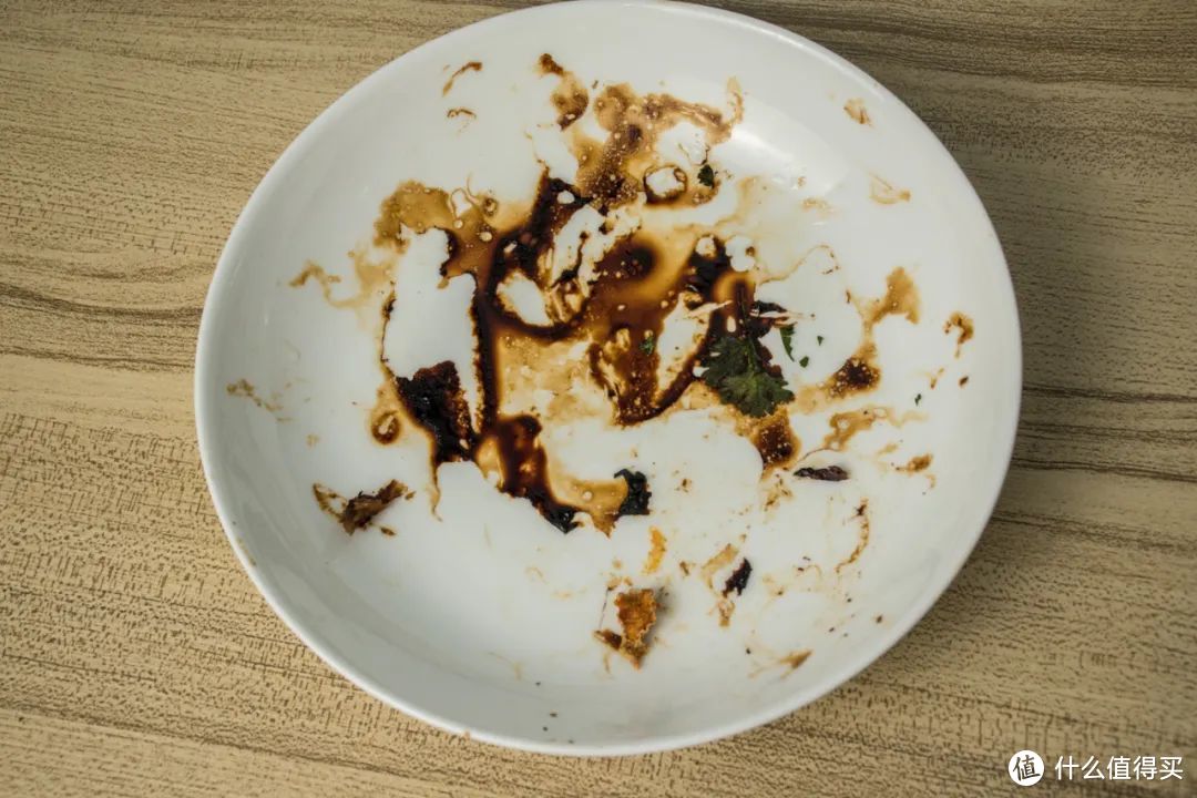 品牌新秀,当然更懂中国人做菜的特点,喜欢爆炒和火锅,餐具油污程度高