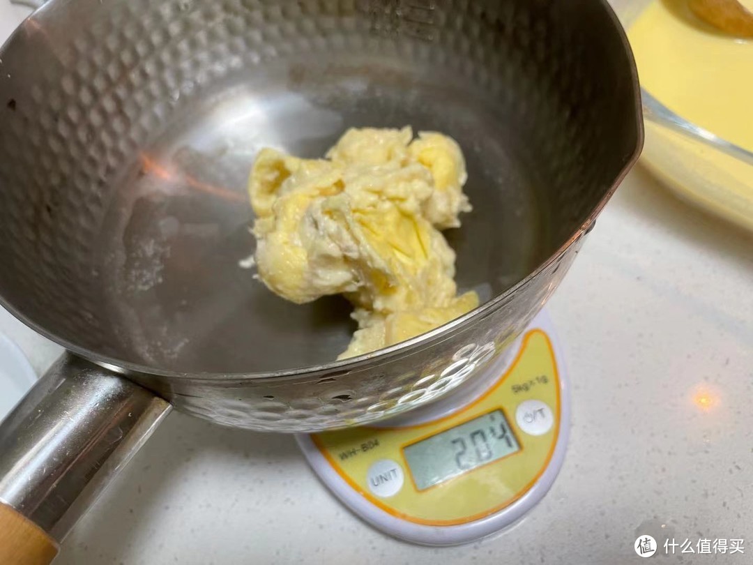 榴莲果肉，大概取200g左右，同样根据自己的喜好