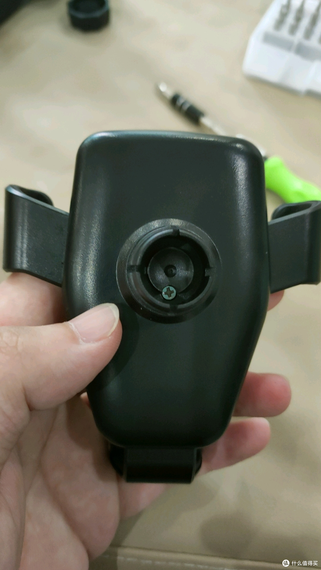 首先，拆开这个唯一的螺丝，然后从侧面用一字起撬开。卡的有点紧，大力出奇迹吧。