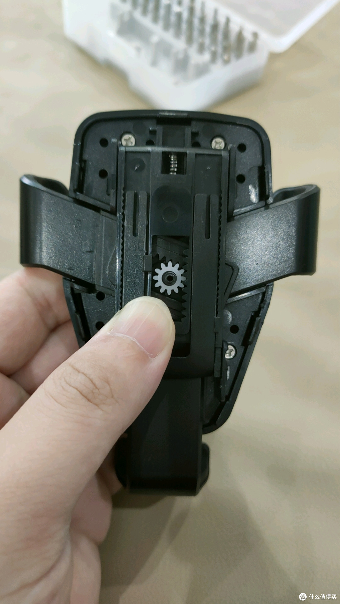 然后是这四个螺丝，和之前那个一个型号的可以混用。注意有个小弹簧和中间白色的齿轮，不要掉了，不然支架就废了。