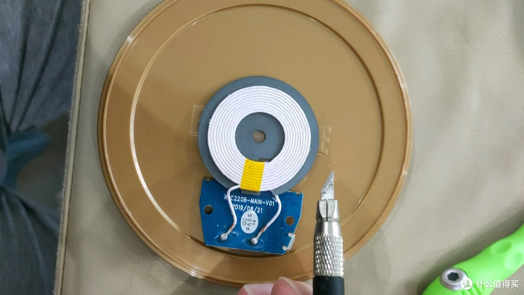 用笔刀划一下，把板子藏起来，用美工刀也可以，小朋友注意不要划到手哦，下面也最好垫一块垫子。