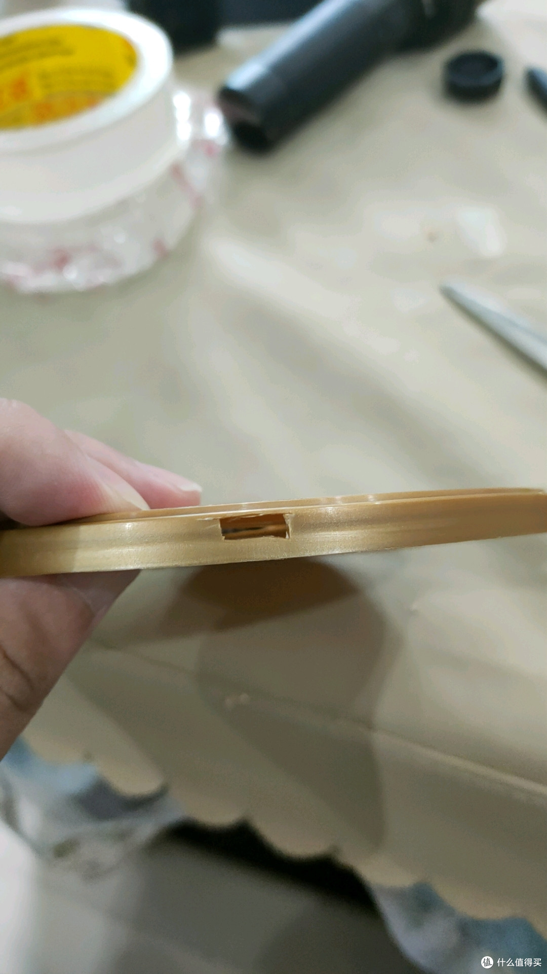 用笔刀掏个小洞