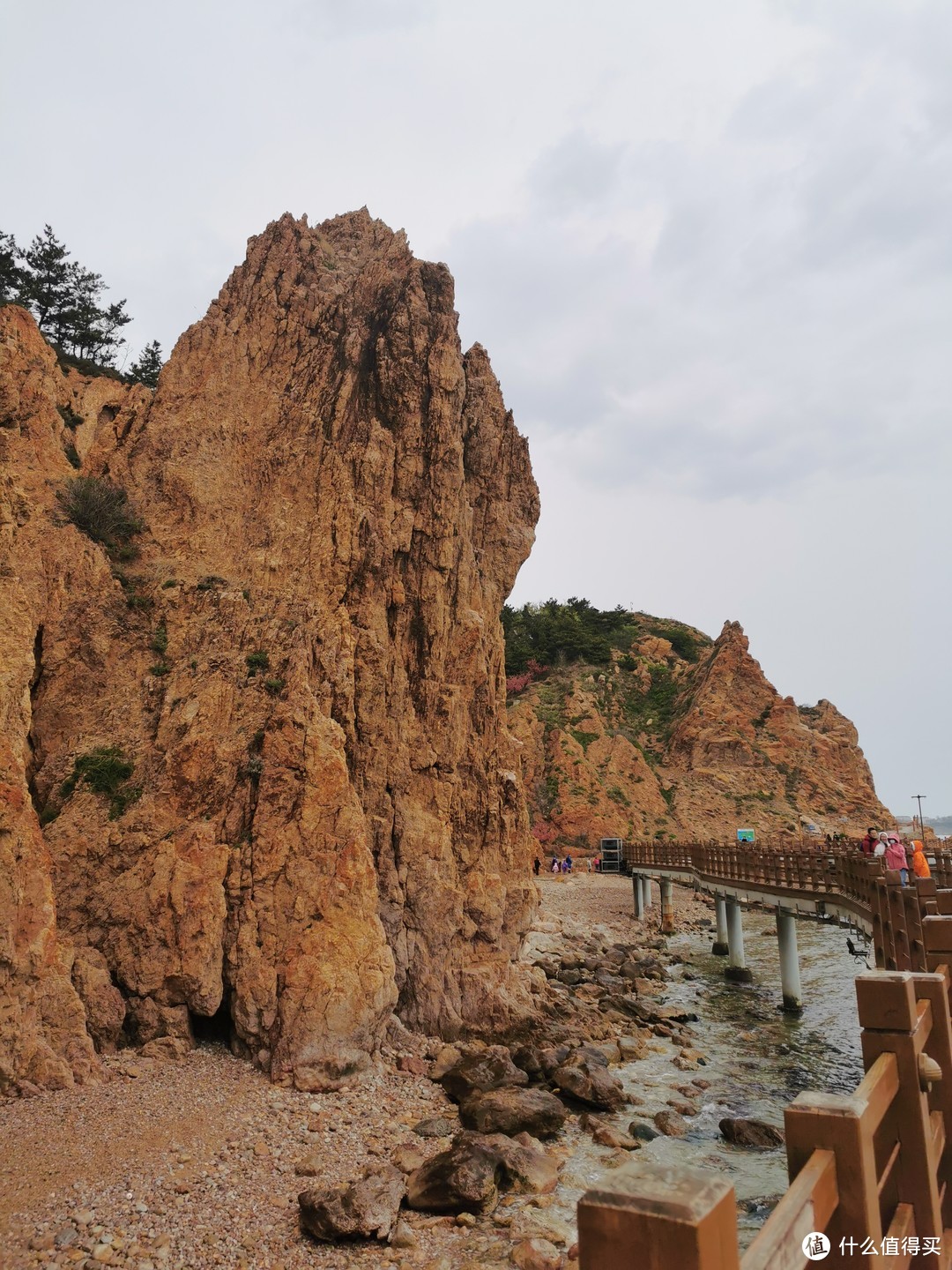 在海边建出来的栈道，这边的山岩地址好像比较黄，偏土质，跟北岛的石质山崖感觉不一样