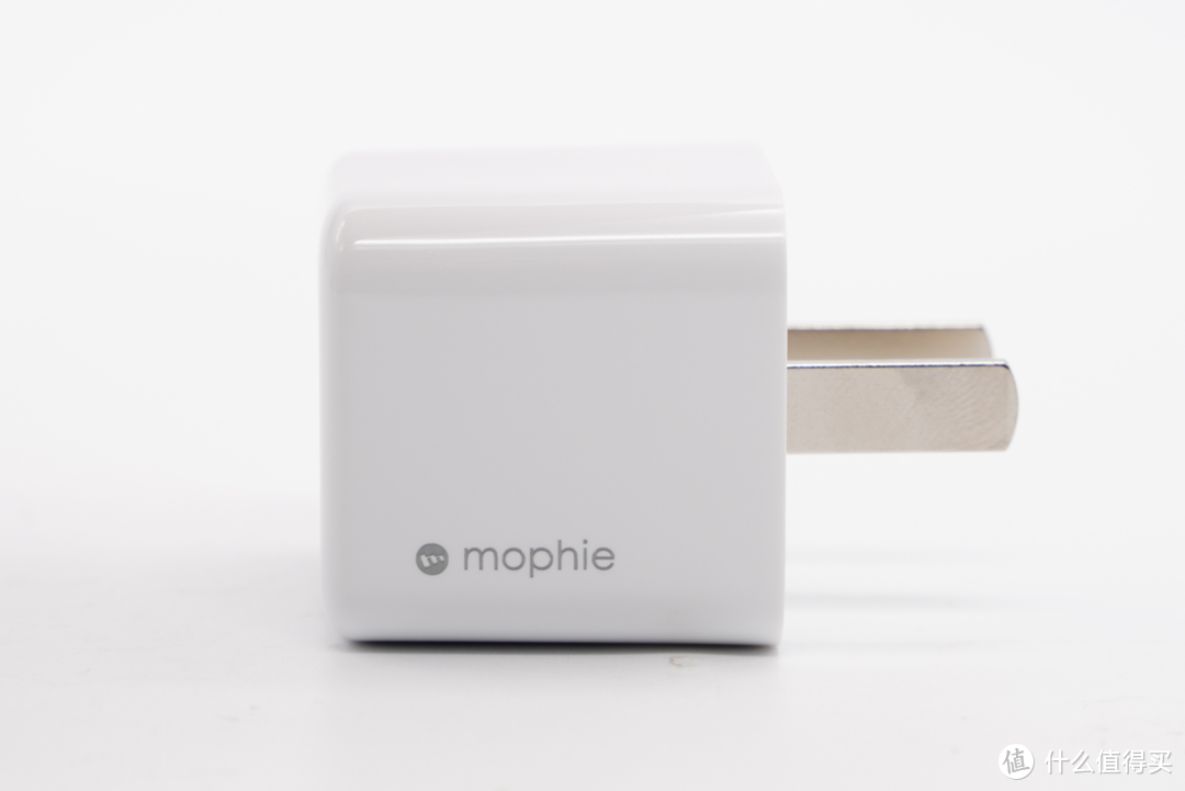 半小时为苹果iPhone 12充电60%，mophie 20W迷你充电器体验评测