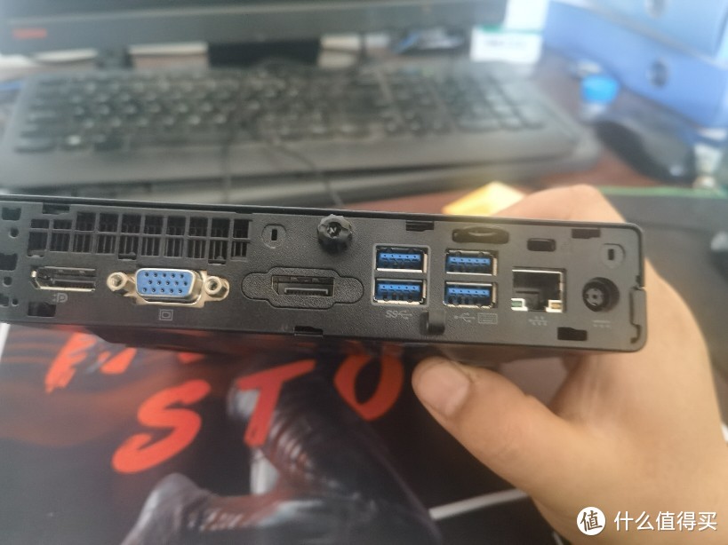 后面板双dp加vga输出，4usb3和网卡。接口够用。现在我手里都没2.0的U盘了。全机3.0很合适。