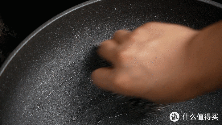 九阳不粘锅暴力测试：钢铲炒菜、钢丝球刷锅，竟还能无油煎蛋？