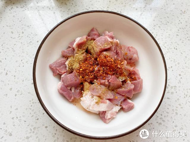 孩子爱吃的牙签肉，在家就能做不用油炸，外酥里嫩好吃又卫生