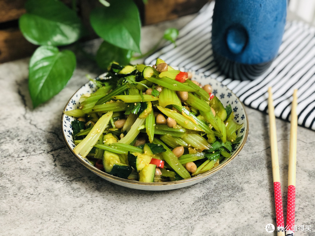 芹菜別再炒著吃了天熱換種新吃法解膩又解饞喝酒下飯少不了