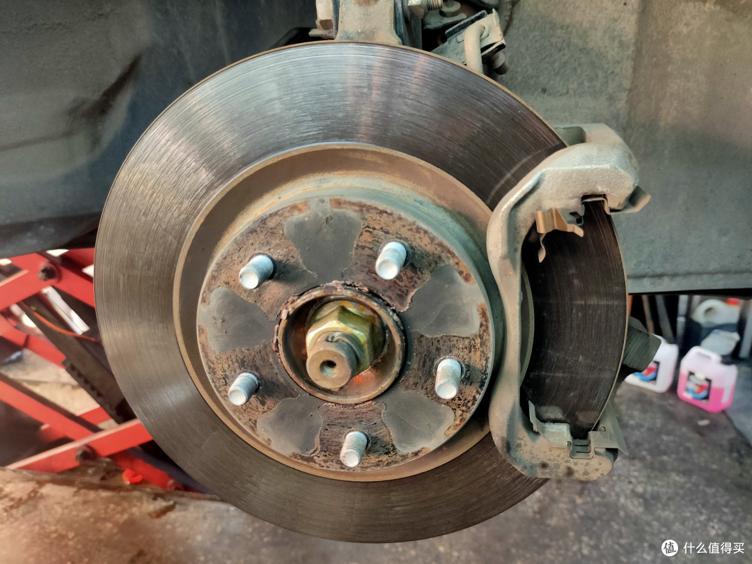 我光顾着研究轮胎的功夫,旧的刹车片已经被拆下来了