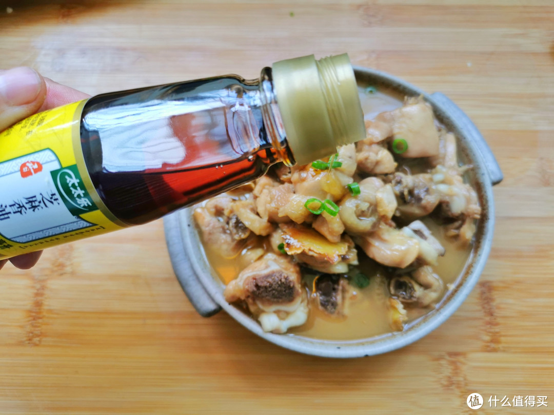 台湾省女人坐月子吃的麻油鸡，用米酒代替清水，滋补暖身，连汤喝完