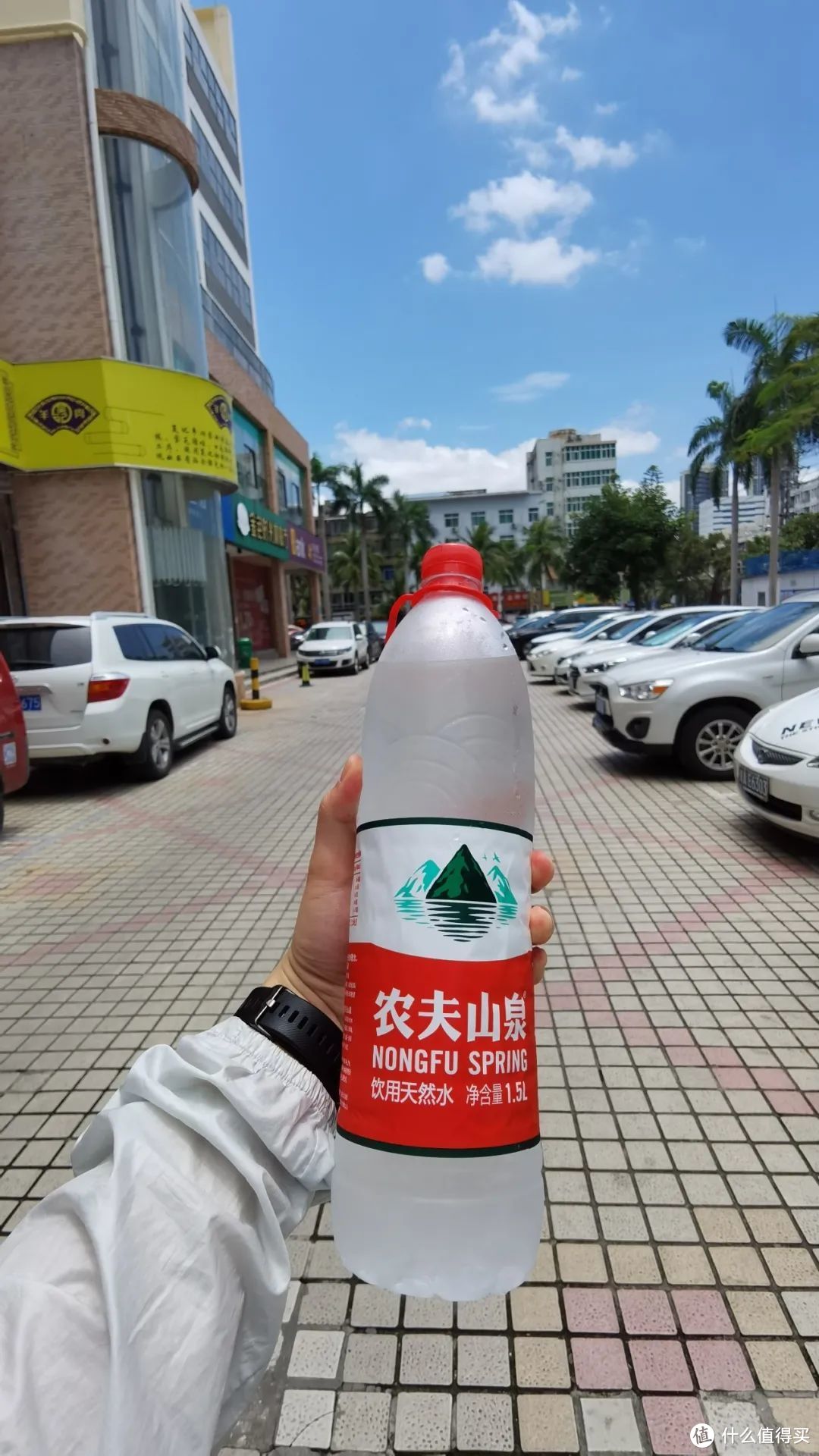 出门买水我都是买这种大瓶1.5L的水，因为感觉小瓶装550ml的一口就喝完了