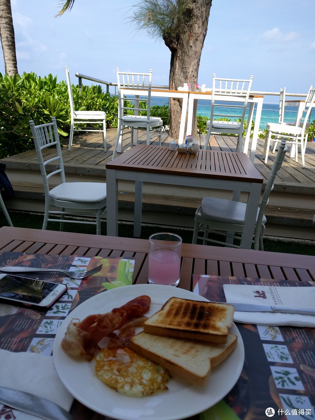 在海边的白色餐桌上享受早餐，美！