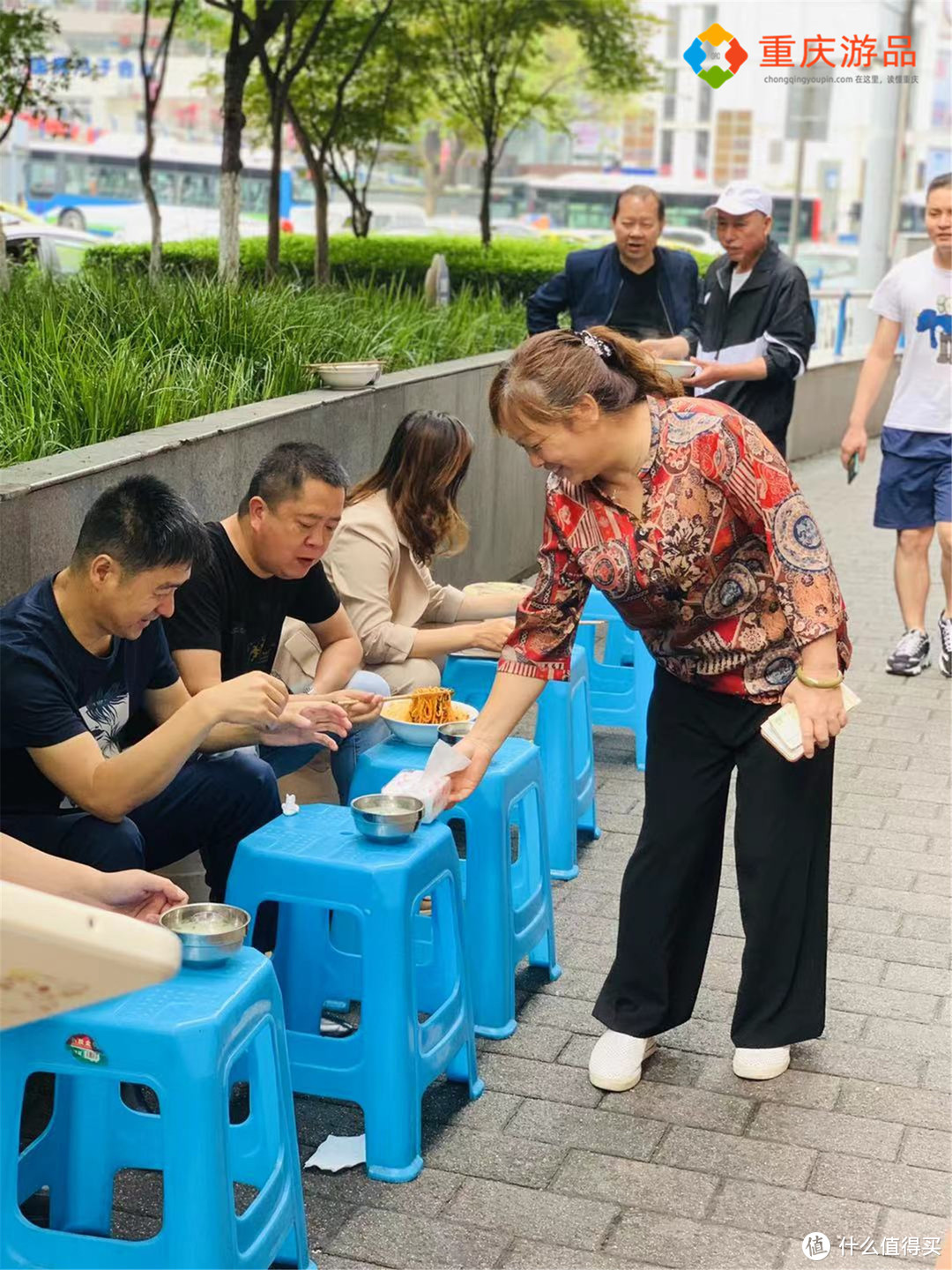 重庆上清寺的老店，20多年历史的巷巷面，环卫工人来吃便宜1元