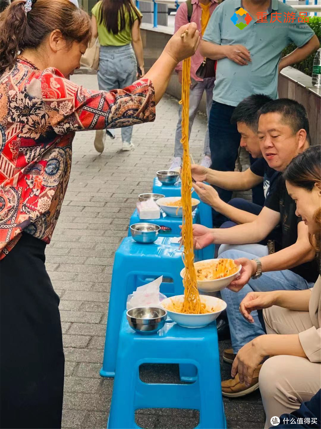 重庆上清寺的老店，20多年历史的巷巷面，环卫工人来吃便宜1元