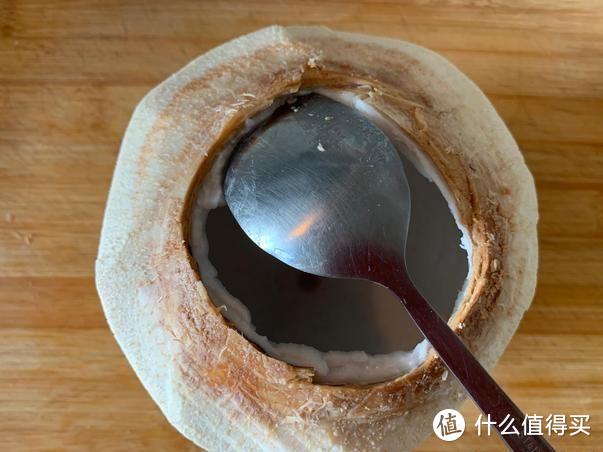 椰子壳不要再扔掉了，教你轻松开椰壳的方法，吃椰肉从此变简单了