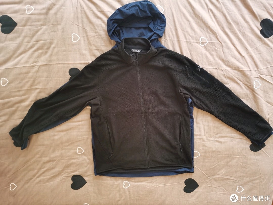 与Arc'teryx  Delta LT 对比，鸟服是L号的，三夫是lx的。比鸟服略宽一点点，袖子几乎一样长，LT比较贴身吧。